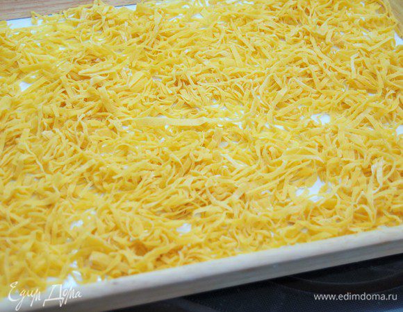 Готовую лапшу выложите на вафельное полотенце и оставьте сушиться при комнатной температуре. Все, что вы не используете для супа, храните в морозилке не более месяца.