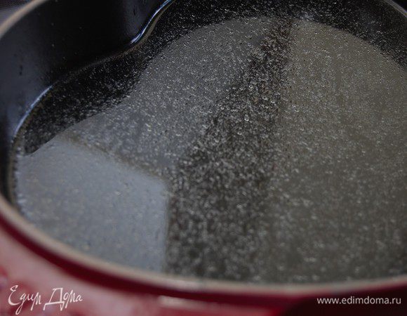 Теперь приступим к супу. Курицу (у меня была половина тушки, вес около 1 кг) тщательно вымыть, залить холодной водой, довести до кипения, снять белую пену. В кастрюлю добавить одну луковицу, 1 лавровый лист, душистый горошек 5 шт. Варить до готовности курицы, в конце немного посолить. Извлечь мясо из кастрюли. Процедить бульон.