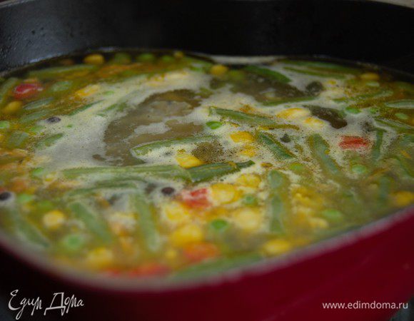 Как только суп опять начнет закипать, добавьте необходимое количество домашней лапши (ориентируйтесь на объем своей кастрюли). Соль и перец — по вкусу. Варим 3–4 минуты. Добавить обжаренный лук и морковь, еще раз довести до кипения. Снимаем с плиты и даем нашему супу еще 10–15 минут настояться.