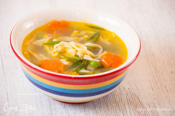 есть такой суп непременно нужно из ярких тарелок! Так вкуснее:) Налейте суп в пиалу, добавьте куриное мясо, посыпьте зеленью и свежемолотым перцем. Приятного аппетита!