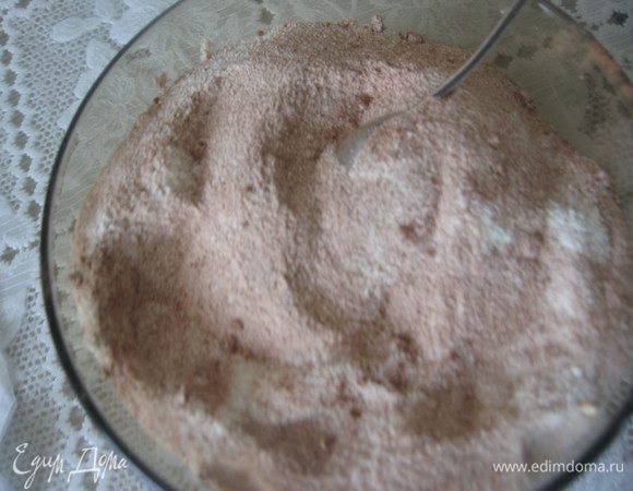 Сухое молоко смешать с какао и корицей.