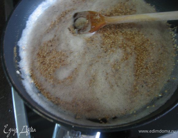 Растопить масло в кастрюле с толстым дном или на сковородке, добавить кунжут. Держать, помешивая, на среднем огне несколько минут.