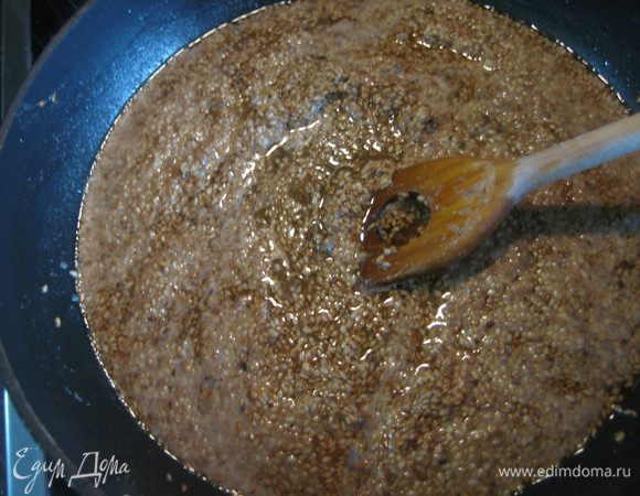 Добавить сахарную пудру, хорошо размешать. Это займёт 2-3 минуты.