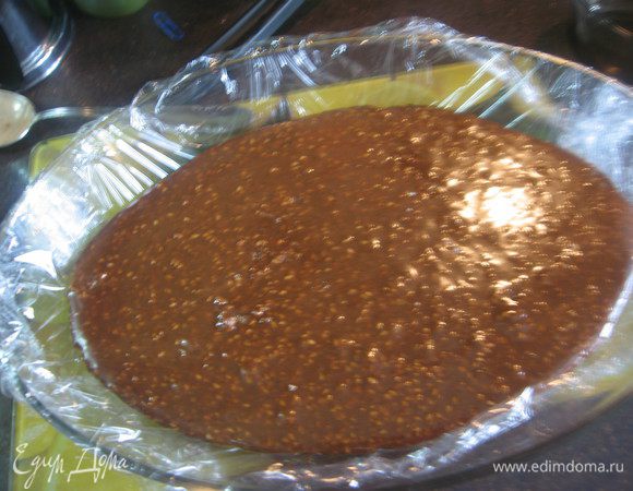 Форму выстилаем плёнкой, выкладываем бурфи, разравниваем и отправляем остывать сначала при комнатной температуре, а затем в холодильник. 