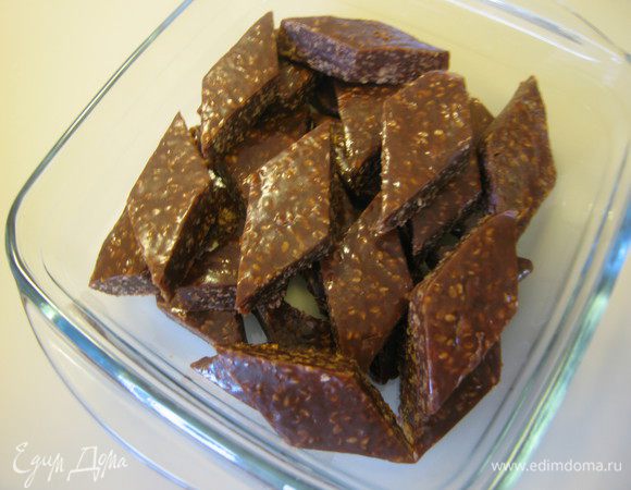 Хорошо застывшее лакомство режем на порционные кусочки, складываем в стеклянную ёмкость с крышкой.