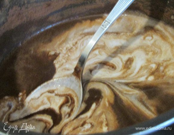 В горячее какао добавить сливки и размешать венчиком до однородности. Снять с огня.