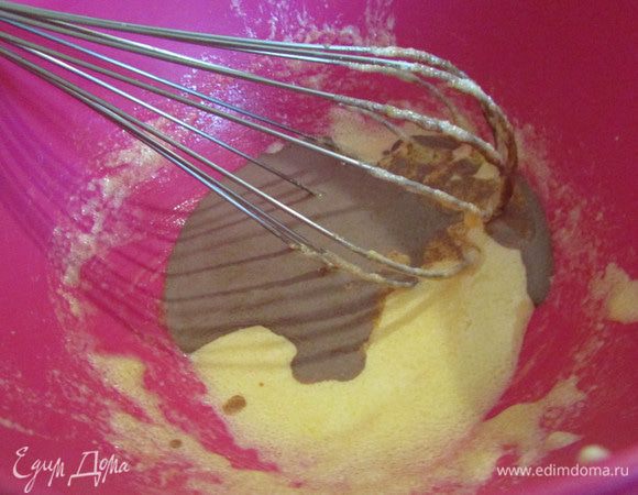 В желтковую массу добавить немного какао, размешать. 