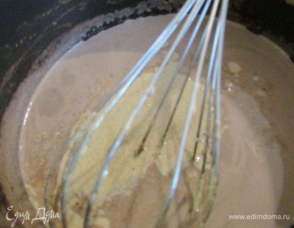 Вылить полученную массу в ковшик к остальному напитку.