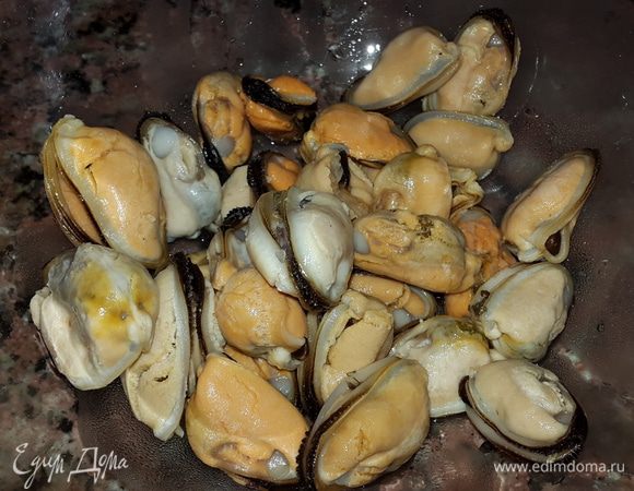 Мидии размораживаем.