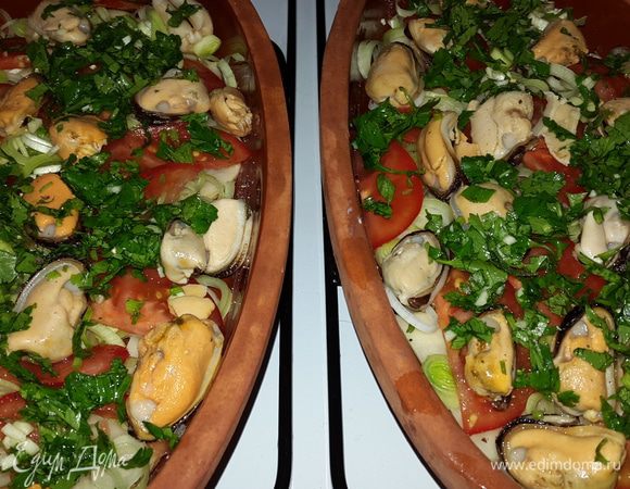 Тарелки предварительно замачиваем в холодной воде на 10 минут.

Смазываем маленьким кусочком размягченного сливочного масла и выкладываем слоями половину картофеля, лук-порей, помидоры, распределяем мидии, посыпаем половиной зелени с чесноком, солим, перчим.