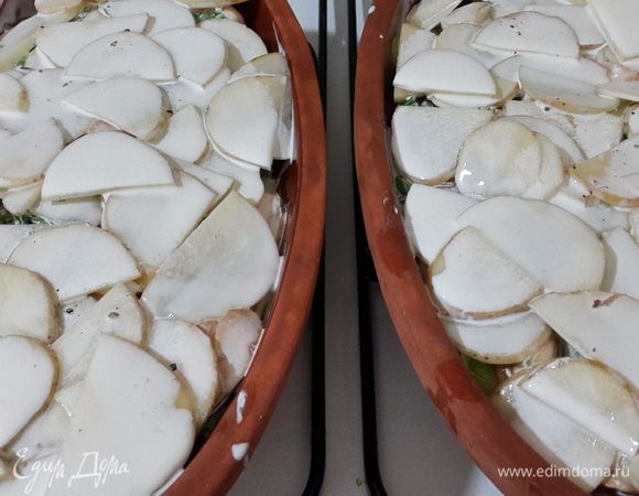 Далее накрываем оставшимся картофелем, заливаем сливками, солим, перчим.