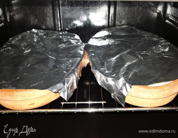 Накрываем тарелки фольгой и ставим в холодную духовку. Включаем на 180С и ждем 30 минут. 

Затем снимаем фольгу, включаем духовку на 200С и запекаем еще 15 минут.