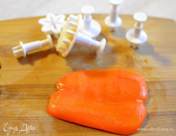 С перца снять острым ножом кожицу. Подготовить вырубки (я использую обычные -кондитерские) 