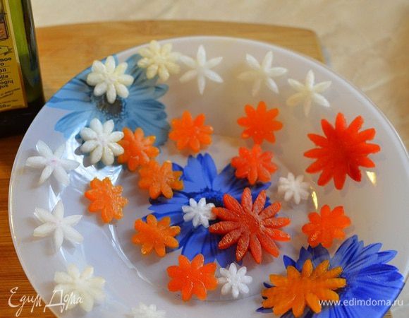 Из перца и редиса вырезаем цветочки. 