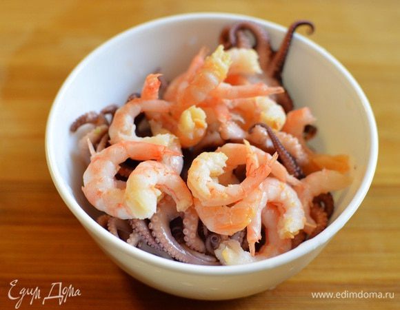 Сварить осьминогов и креветки в подсоленной воде. У меня уже были готовые. 