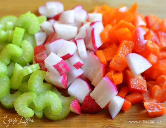 Остатки редиса, перца от вырезки порезать маленькими кубиками. Нарезать мелкими кусочками сельдерей. 