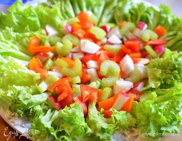 Листья салата выложить на тарелку, порезанные овощи, выложить осьминогов и креветки, порезанные маслины. Заправить оливковым маслом с лимонным соком. Я салат не солила. Если нужно - посолить по вкусу! Приятного аппетита! 