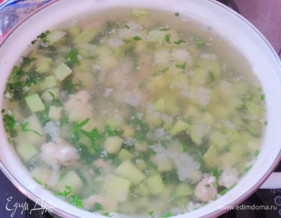Когда индейка закипит, отправляем сначала картофель, а когда он закипит, кабачки.
Варим наш суп до готовности картофеля на медленном огне. За три минуты до готовности добавляем мелко нарезанную зелень петрушки, количество берите по своему вкусу, укропчик свежий тоже не помешает.