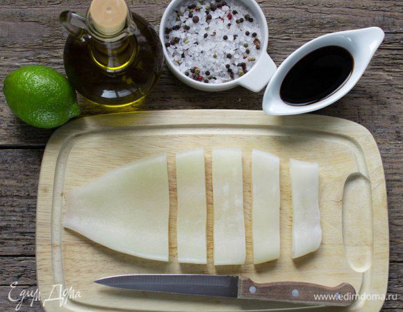 Для маринада смешать соевый соус, оливковое масло и сок лайма (или лимона).