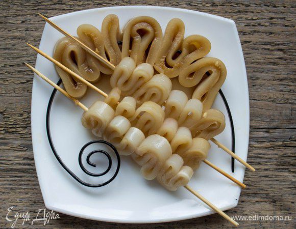 Деревянные шпажки предварительно замочить в холодной воде. Через 20 минут нанизать кольца на шпажки. У меня получилось 4 шампура. Вторую половину соуса перелить в сотейник, добавить сахар и довести до кипения, варить на медленном огне 3 минуты.