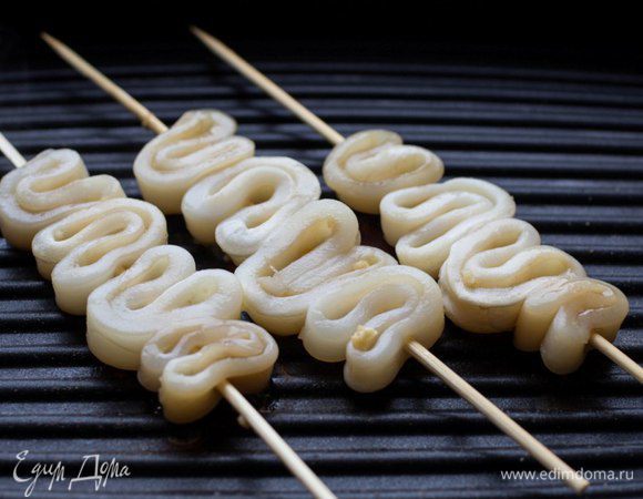 Кальмары жарить на гриле на среднем огне, один раз перевернув по 2-3 минуты с каждой стороны. Подавать на салатных листьях и с соусом.