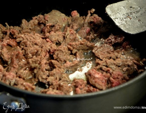 Обжарить на сковороде или в жаровне на растительном масле говядину мелко порезанную до коричневого цвета.