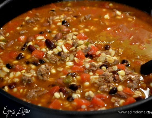 Фасоль готовую баночную помыть, добавить в общее блюдо, перемешать. Слить воду с баночной кукурузы. Добавить и перемешать. Готовить под крышкой на медленном огне 15 мин.