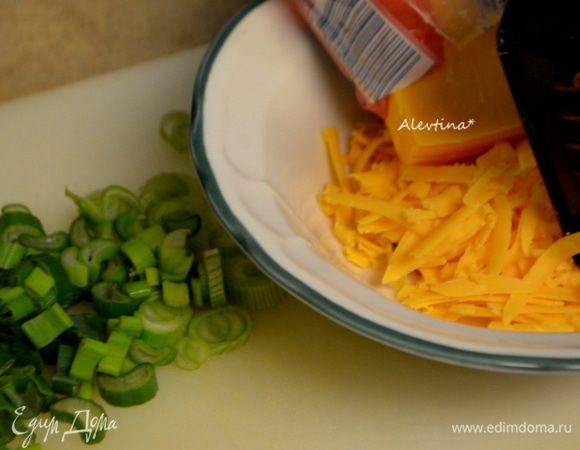 Сыр Чеддар натереть на терке, лук-шалот или зеленые перья лука порезать.