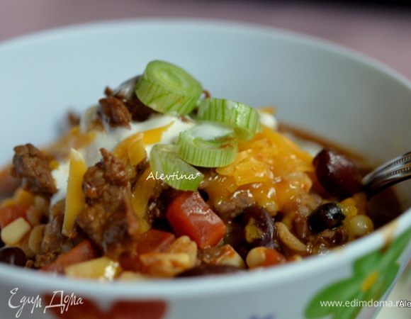 Подаем со сметаной, протертым сыром и зеленым луком. Приятного аппетита.