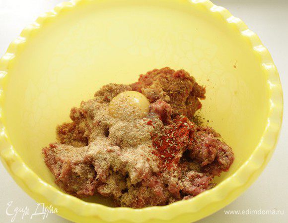 Приготовить мясной фарш, добавить яйцо, панировочные сухари, паприку, сухие орегано, базилик. 