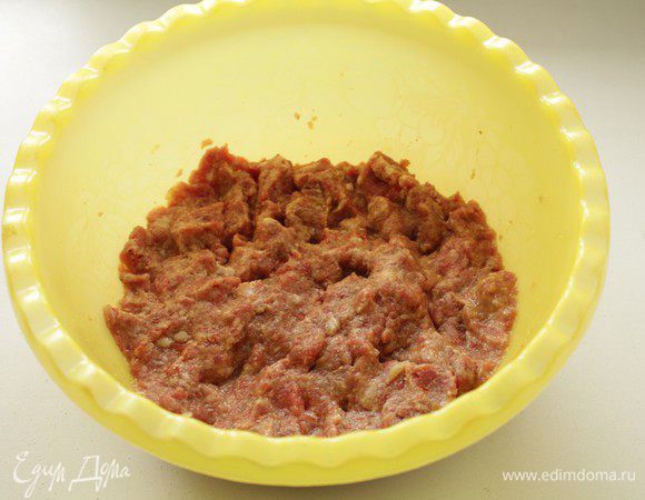 Вымесить фарш руками, дать постоять 5 мин.