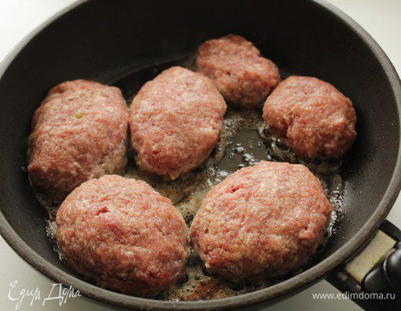 Сформировать котлеты и обжарить на сильном огне с двух сторон по три минуты. Выложить в форму для запекания.