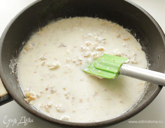 Мелко нарезать репчатый лук, обжарить на сливочном масле до полупрозрачности. Добавить ложку муки, интенсивно перемешать, чтобы не образовались комочки. Добавить сливки, воду, посолить, поперчить, добавить немного мускатного ореха. Довести до кипения и потомить 5 мин.  