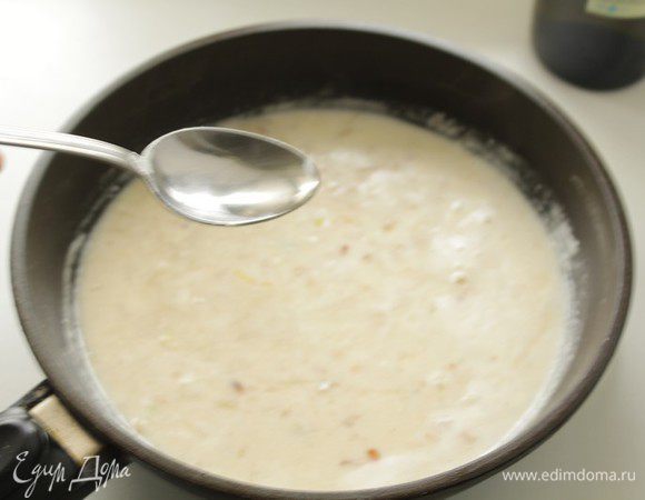 Затем добавить вино.