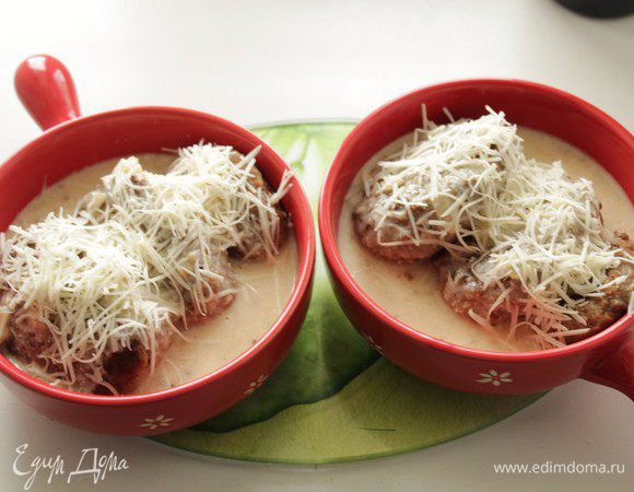 Котлеты залить соусом, сверху посыпать сыром и отправить в духовку до зарумянивания.