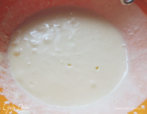 Сметану взбиваем с сахаром и яйцом до однородности. Я взяла миксер, но можно обойтись и просто венчиком.