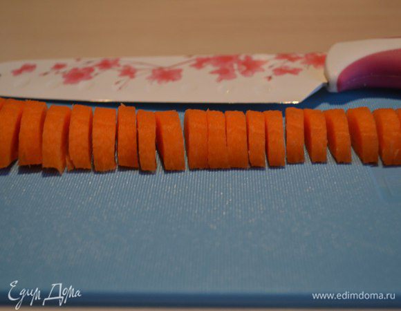 Морковь очистить, помыть, нарезать полукольцами.