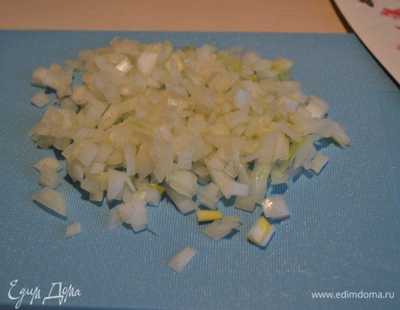 Лук измельчить.