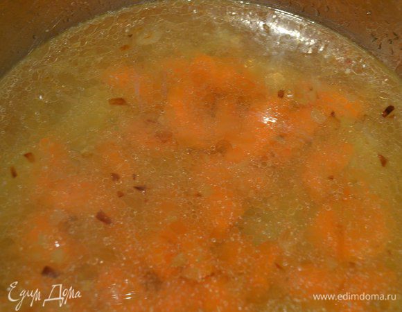 Далее добавила куриный бульон и морковь.