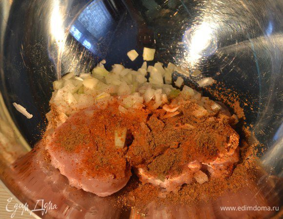 Делаем фрикадельки. В миску к куриному фаршу добавить лук (2-ю половину), соль, перец, мускатный орех. Перемешать!