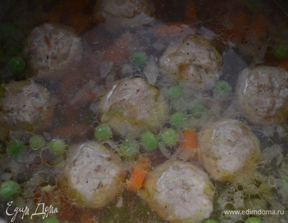 Добавить горошек и проварить 2 минуты. После этого закрыть крышкой и дать постоять минут 20!