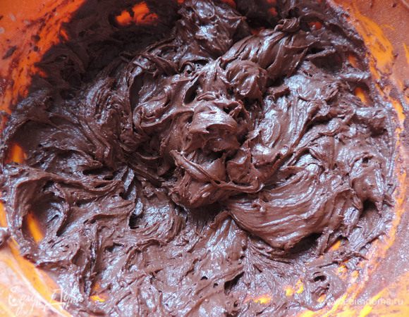 Теперь всыпаем постепенно муку, просеянную с содой и какао. Я перемешиваю миксером на самой маленькой скорости.
Получаем довольно густое шоколадное тесто.