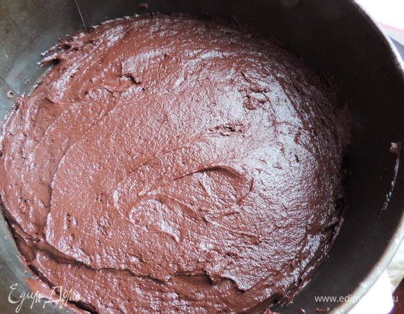 Дно формы диаметром 22-23 см застелить бумагой, бортики смазать маргарином.
Выкладываем полученное тесто, разравниваем.
Выпекать пирог в разогретой до 180 градусов духовке 40-45 минут. Его готовность можно проверить деревянной шпажкой, она должна быть сухой.