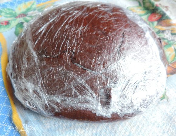 Затем я воспользовалась секретом, которым поделилась Вика (Ла Ванда), за что ей огромное спасибо. Чтобs пирог был мягким и нежным, его необходимо горячим замотать в пищевую пленку и в таком виде дать ему остыть.
И это работает!