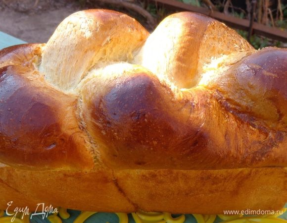 Когда тесто готово, разделить его на две части. Потом одну часть еще на три, и каждую раскатать в тонкий пласт, затем скатать рулетиком. Из этих рулетиков сплести косичку и положить в смазанную маслом форму. Дать подойти полчаса. Печь минут 35-40 при 190 градусах. При выпечке тесто поднимается еще больше и получается вот такая красота!