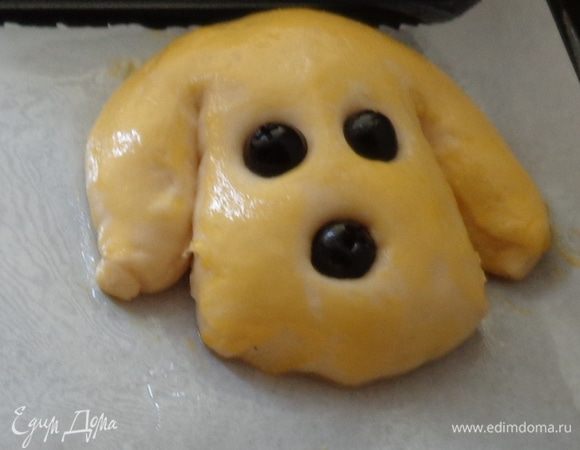 Но осталась еще половина теста! Его делим на 6 частей и скатываем из него шарики. Даем хорошенько подойти. Потом острым ножом делаем надрезы-ушки, из маслин делаем глазки и ротики. При желании можно для красоты смазать булочки желтком.