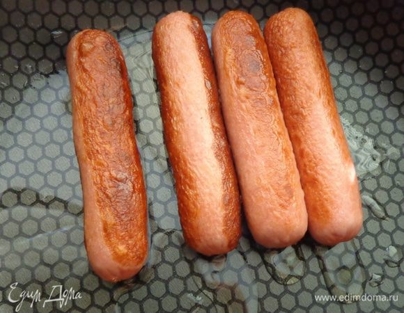 Тем временем можно обжарить сосиски.