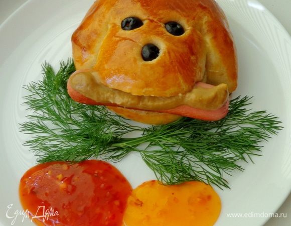 После того, как булочки остынут, острым ножом делаем надрез в области рта, вставляем в рот сосиску, мажем ее горчицей, достаем любимые кетчупы или соусы... Наслаждаемся! Я вообще-то к хот-догам отношусь плохо и всегда очень злюсь, когда мои молодцы их покупают. Но домашний хот-дог делать стоит! Это вкусно и совсем не вредно!