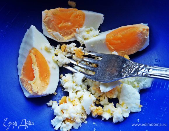 Яйца отварим и раздавим вилкой.