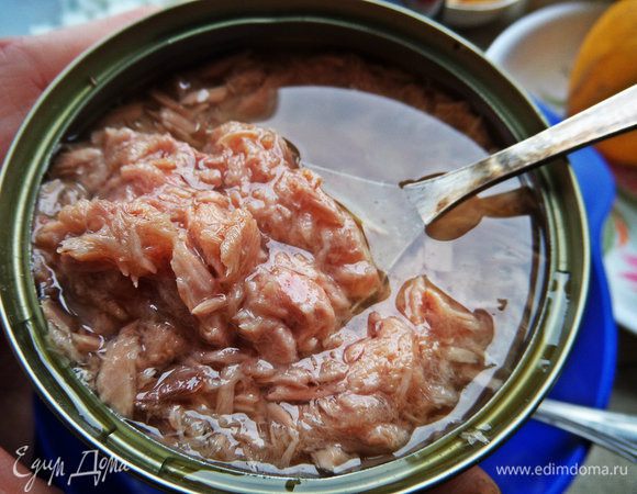 Тунец у меня был в масле, поэтому часть этого масла я использовала вместе с рыбкой.